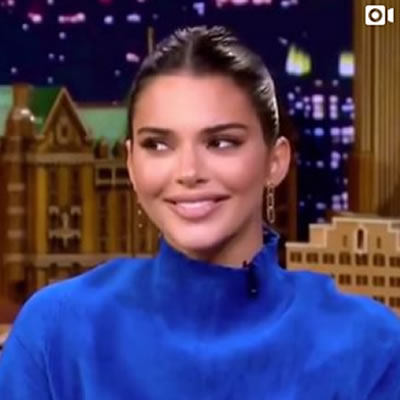 Kendall Jenner appears on the Tonight Show with Jimmy Fallon in Gold Chain-Link Earrings. @kendalljenner
