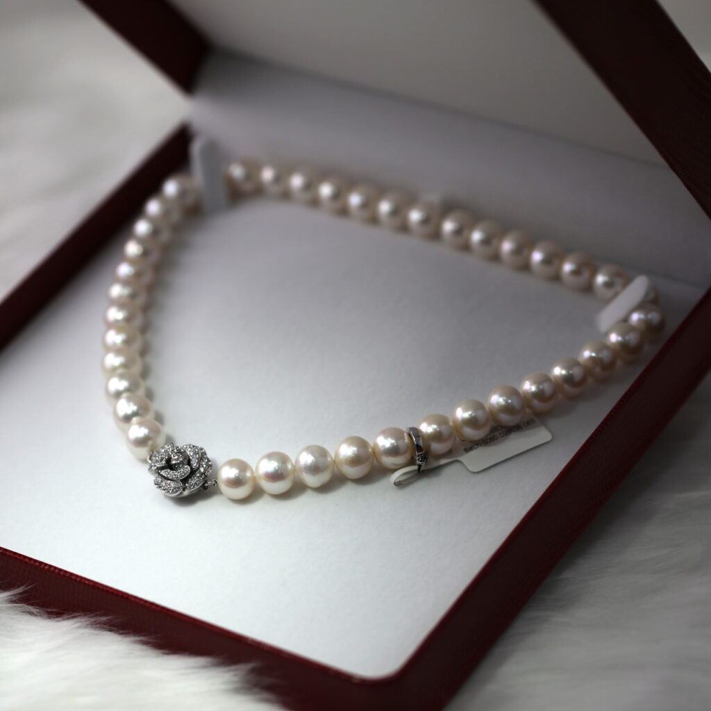 how to wear pearls quiet luxury